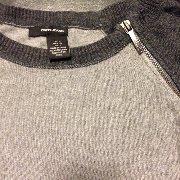 ⛔️SOLD⛔️ while on Consignment DKNY Sweater - Picture 4 of 4