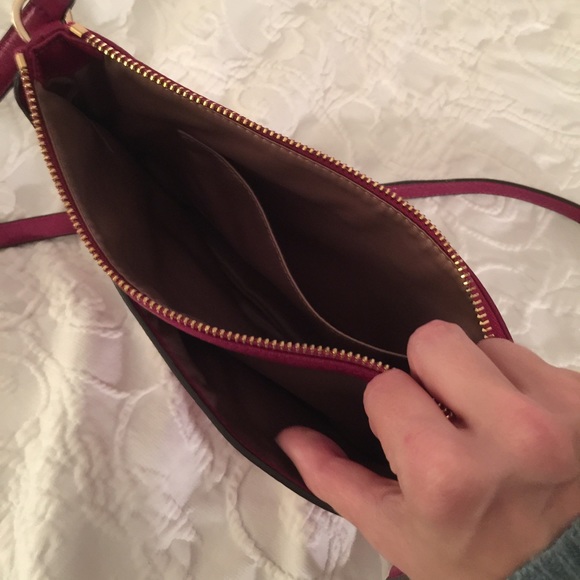 NWOT Coach East/West crossbody in magenta leather - Picture 4 of 4