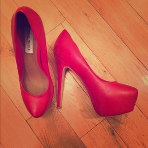 Steve Madden Red pumps