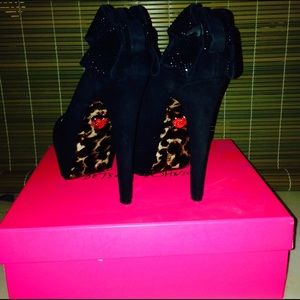 Reduced❗️NEW Betsey Johnson Black Suede Heels💕