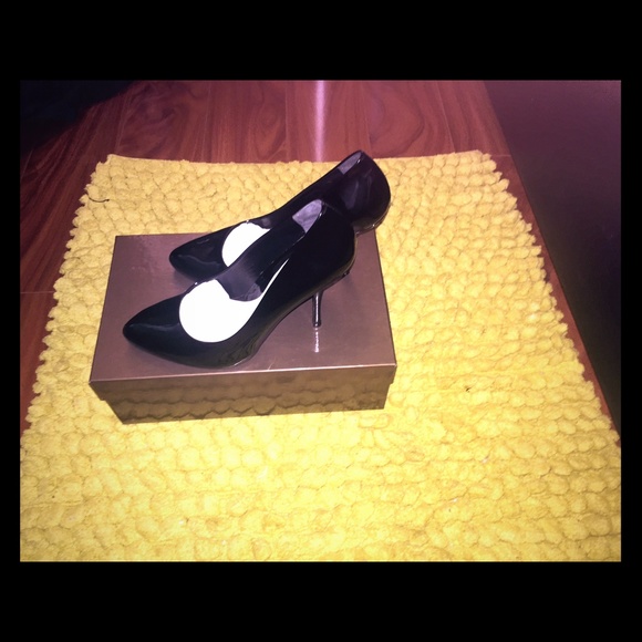 Black Gucci pump