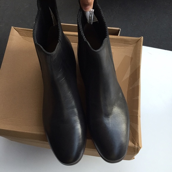 UGG authentic JO leather ankle boots sz 11 new - Picture 4 of 4