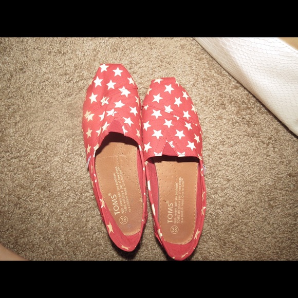 Red With Yellow Star Design Toms