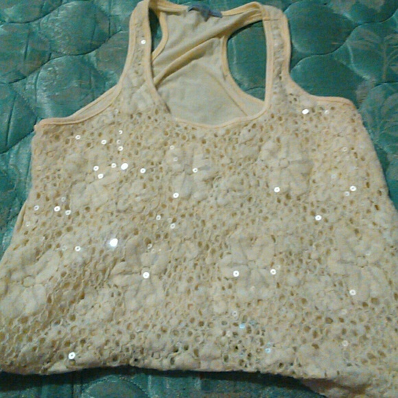 Cute yellow tank top worn once no stains and great