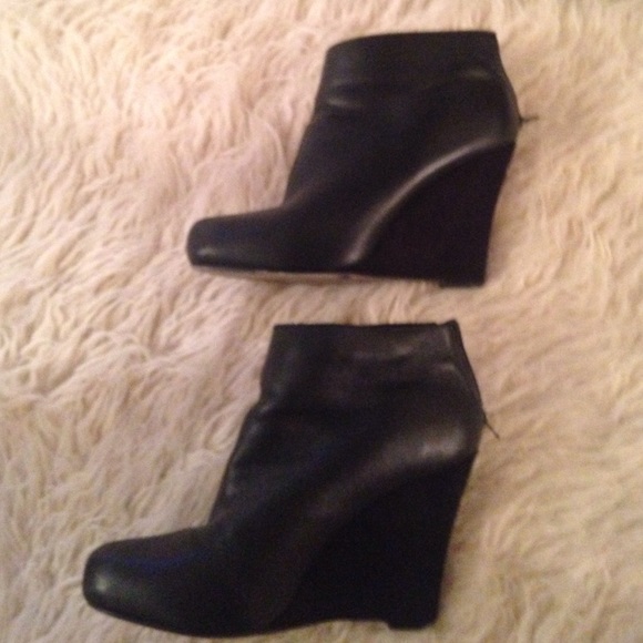 Report booties. Size 9.5 and 4.5" heels.