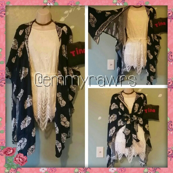 30% off Bundle• Vintage Leaf Kimono Scarf Cardigan - Picture 3 of 3
