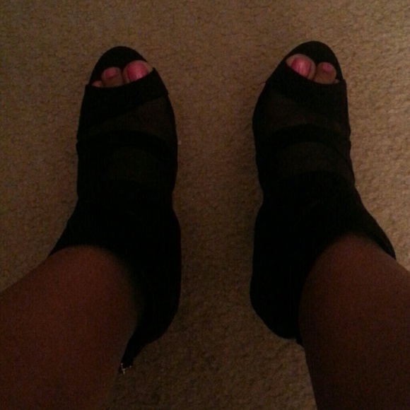 24 hr marldownBlack micro suede and mesh  booties. - Picture 2 of 4