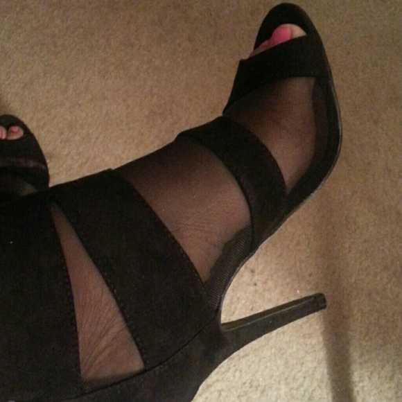 24 hr marldownBlack micro suede and mesh  booties. - Picture 3 of 4