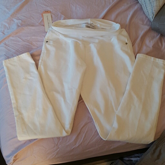 NWT skinny white maternity jeans