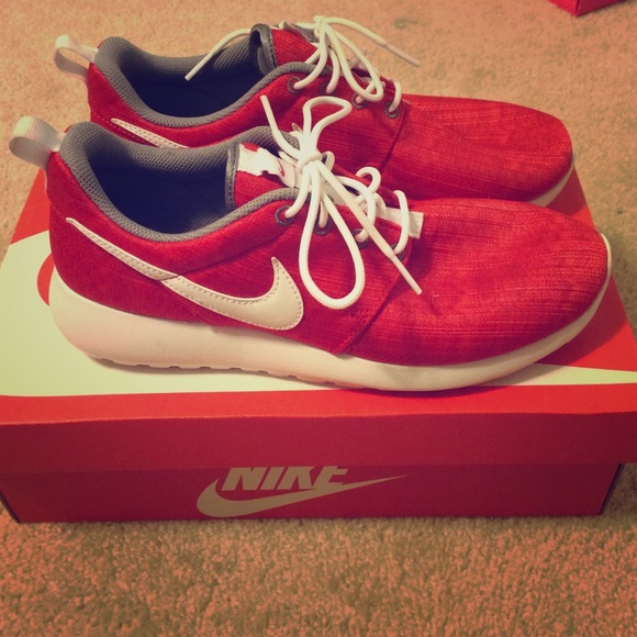 Nike Shoes - Nike Roshe run (gs)