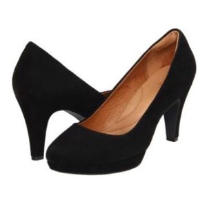 Clarks Round Toe Black Swede Pumps