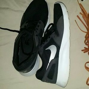 Black and white Nike tennis shoes