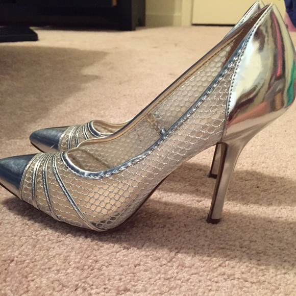 Silver heels - Picture 2 of 2