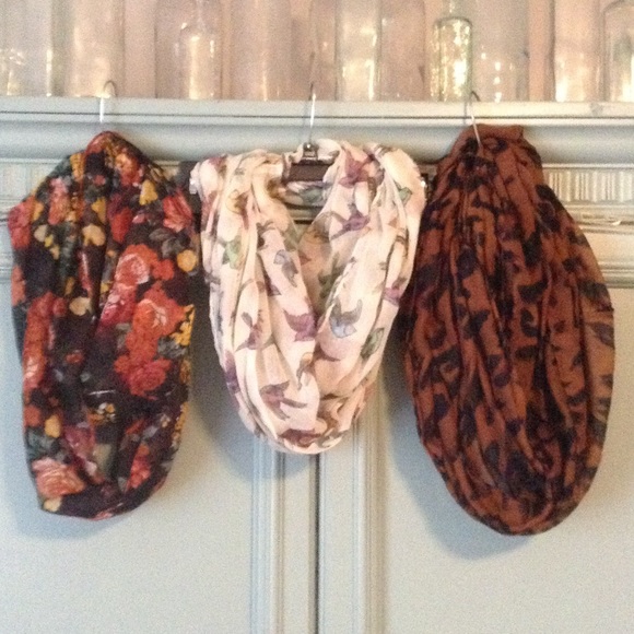 Lot of 3 scarves