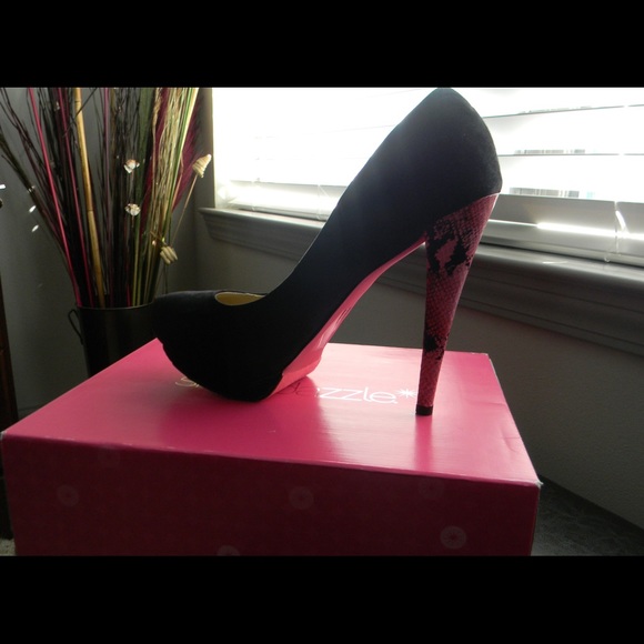 Black pumps