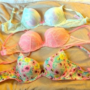 Victoria secret bra!! Only pale green one