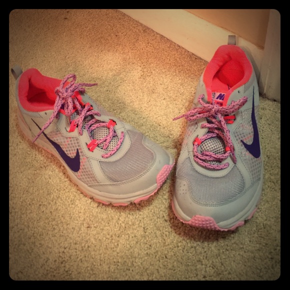 Tennis shoes