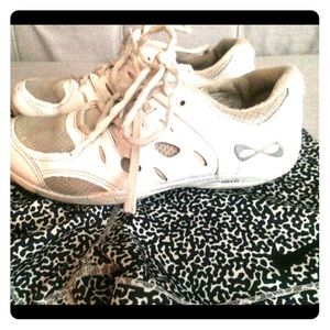 nfinity halo defiance cheer shoe