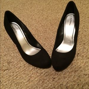 Size 10 xappeal black suede pumps.