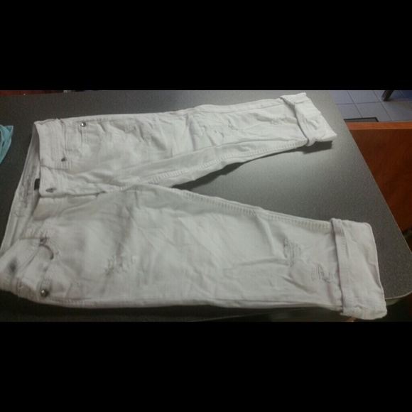 Cute destructed capris nwot