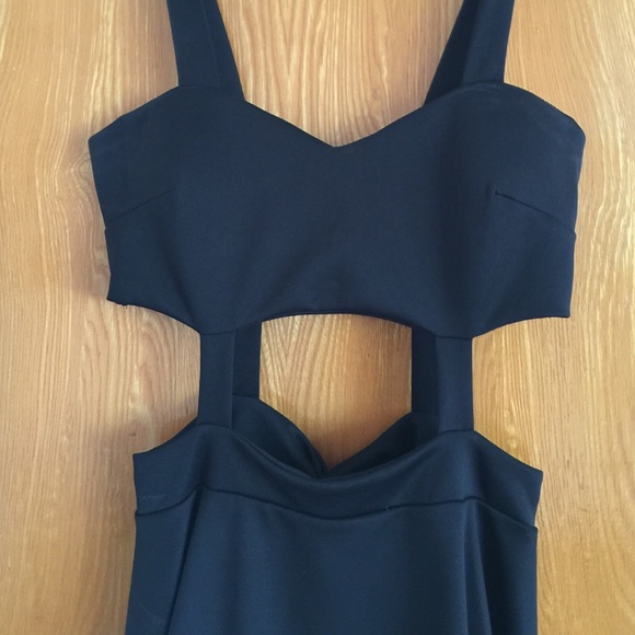 Cute cut out dress - Picture 2 of 4