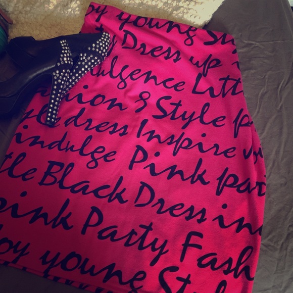 Pink graphic pencil skirt