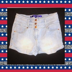 High waisted- light wash shorts