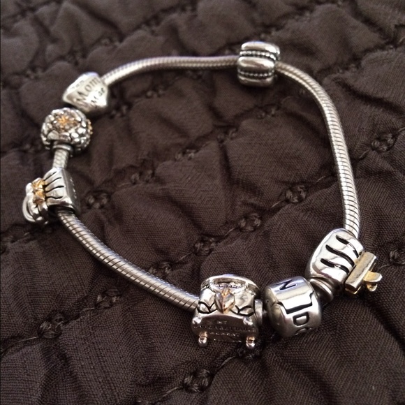 Pandora bracelet 7 charms silver14 kt gold.