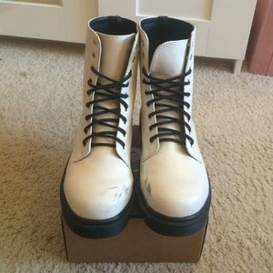 Doc Martens grunge boot look alike.