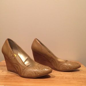 Kenneth Cole reaction wooden camel and gold wedges