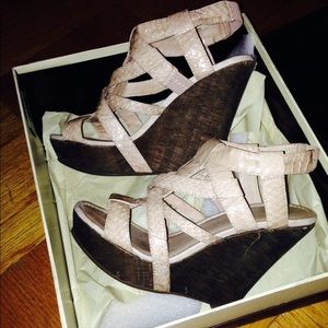 Modern vintage sabia nude wedge sandals size 6