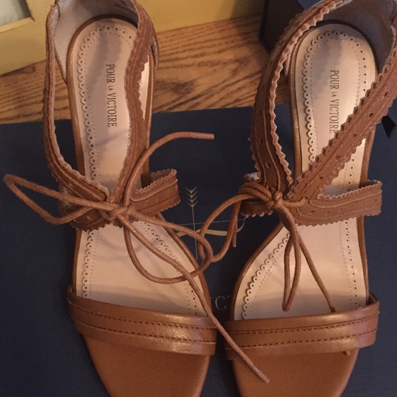NIB Pour La Victoire Heels in Cognac and Gold - Picture 3 of 4