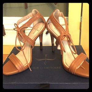 NIB Pour La Victoire Heels in Cognac and Gold