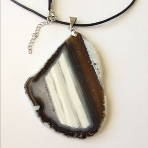 Natural quartz pendant with necklace
