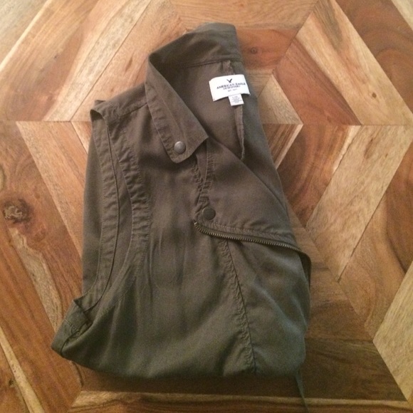 American Eagle Army green utility vest