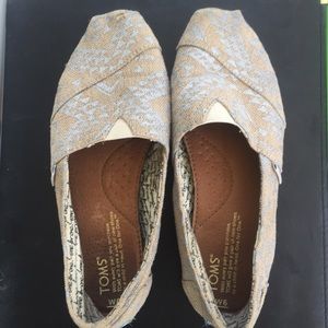 Aztec Print sandy colored Toms - Espadrilles