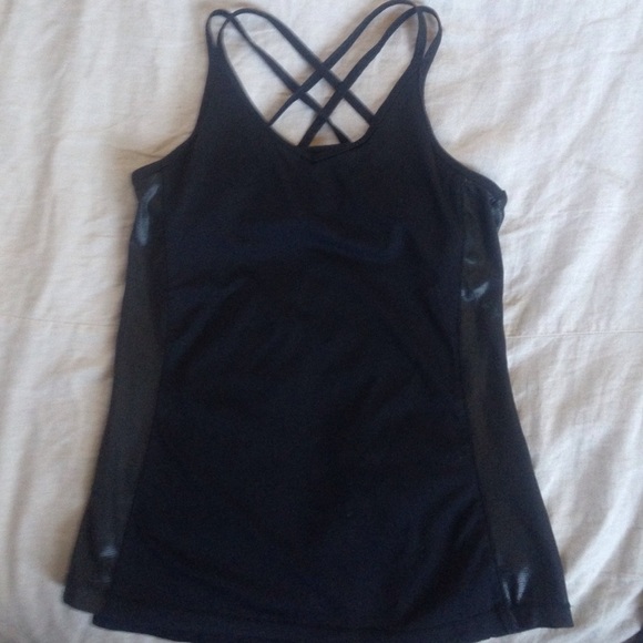 Workout top with texturized sides and strappy back