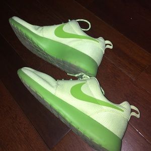 NIKE ROCHE RUNNING SNEAKERS