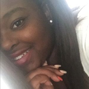 Meet your Posher, Akia