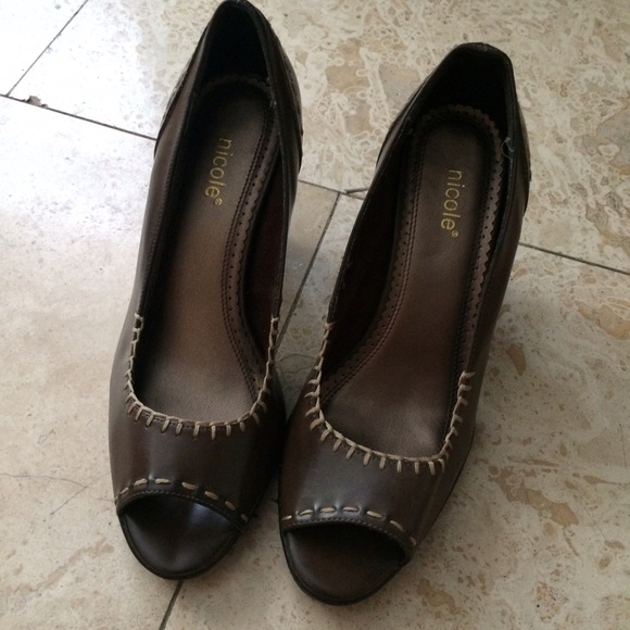 Brown peep toe pumps - Picture 2 of 3