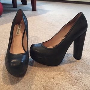 Steve Madden Black Platformed Leather Pump