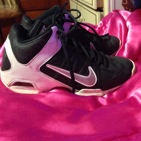 Nike black and white basketball shoes - Picture 1 of 3