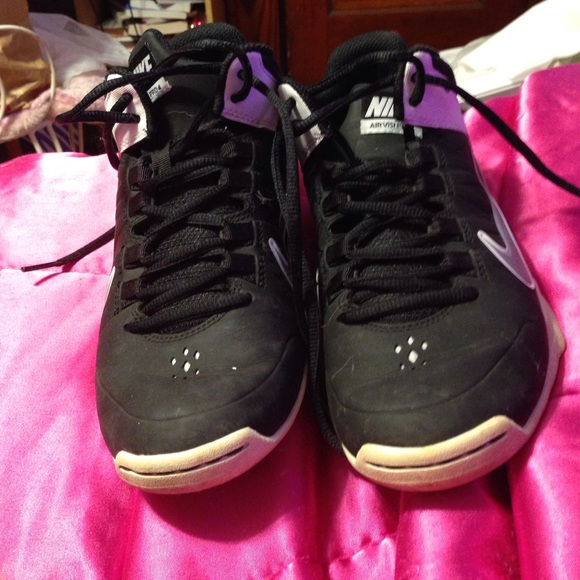 Nike black and white basketball shoes - Picture 2 of 3