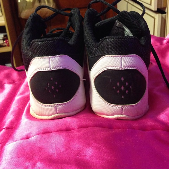 Nike black and white basketball shoes - Picture 3 of 3