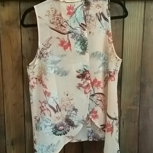 Cute floral sleeveless blouse - Picture 3 of 3