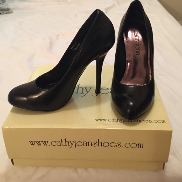 Cathy Jean black single sole round toe pump!