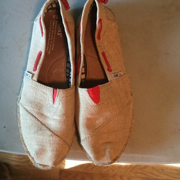 Khaki and red toms