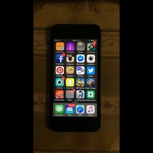 IPod touch 5th generation w/ 2 cases