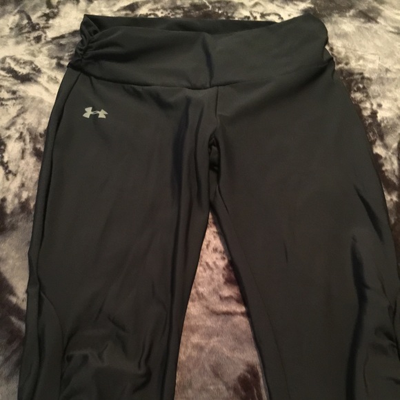Large women's under Armour compression capris
