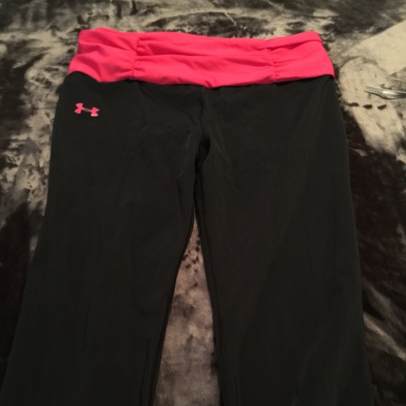 Large women's Under Armour compression capris